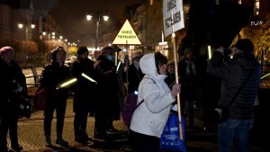 Malbork. Świecą przykładem i noszą odblaski ? wspólny happening seniorów i policjantów.