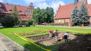 Malbork. Pod zamkiem prowadzone są prace archeologiczne.