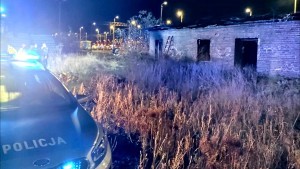 Malbork. Pożar pustostanu przy ul. Dworcowej – policjanci uratowali mężczyznę. 