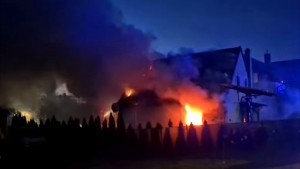 Pożar domu jednorodzinnego w Malborku - akcja gaśnicza trwała blisko 7. godzin. Wideo