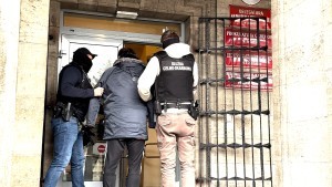 Fałszywe pochodzenie, realne sankcje. KAS i Straż Graniczna rozbiły proceder handlu rosyjską sklejką