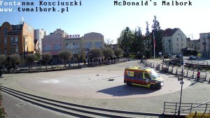 Czwarte uszkodzenie fontanny w Malborku. Incydent z udziałem ambulansu 