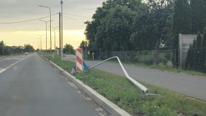Uszkodzone słupy oświetleniowe wciąż przy DK22 w Królewie. GDDKiA wyjaśnia sytuację
