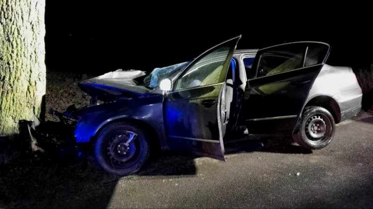 Gmina Stare Pole. Osobówką w drzewo – nastoletni kierowca trafił do szpitala.