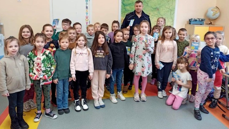 Malbork. Uczę się bezpieczeństwa - bezpieczne ferie zimowe i konkurs plastyczny.