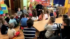 Powiat sztumski. Bezpieczne ferie – spotkanie policjanta z uczniami.