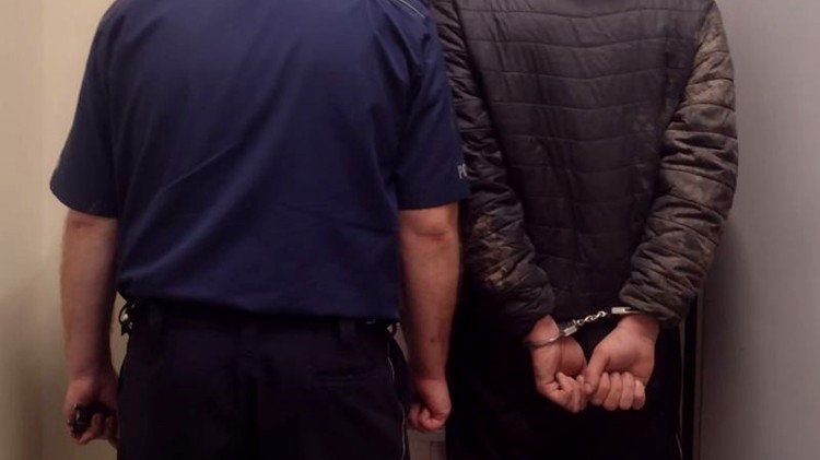 Malbork. Ukradł torebkę i alkohol, znieważył policjantów – mężczyźnie grozi do 8 lat więzienia.