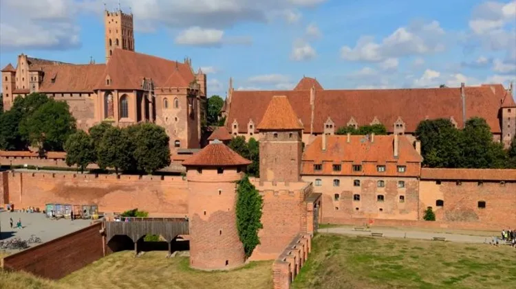 Muzeum Zamkowe. Ferie w murach historycznej warowni. Szczegóły na plakatach