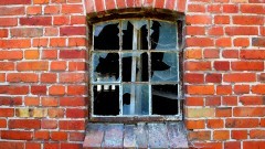 Malbork. Rzucał cegłami w szyby i groził śmiercią kobiecie  – awanturnikowi grozi do 5 lat więzienia.