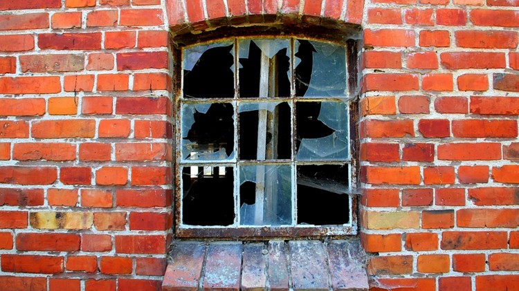 Malbork. Rzucał cegłami w szyby i groził śmiercią kobiecie  – awanturnikowi grozi do 5 lat więzienia.