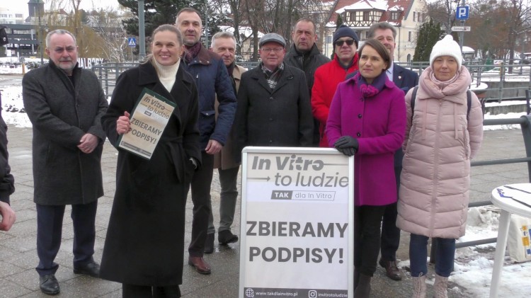Malbork. In vitro nie ma barw politycznych, ma barwę miłości – zbieranie podpisów pod obywatelskim projektem. Wideo i zdjęcia