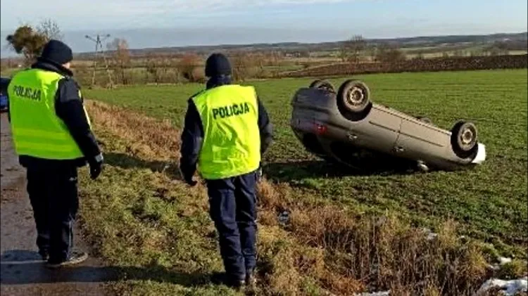 Powiat sztumski. Wpadł w poślizg i dachował – kierowca osobówki&#8230;