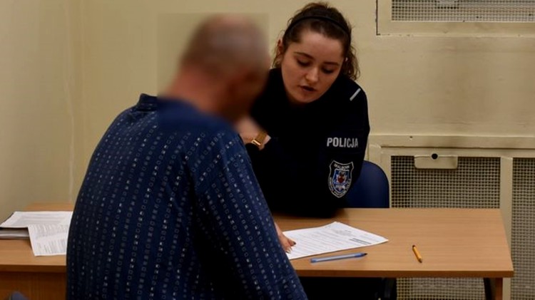 Malbork. Zaatakował sprzedawczynię, ukradł pieniądze i srebrne łańcuszki – grozi mu do 18 lat więzienia.