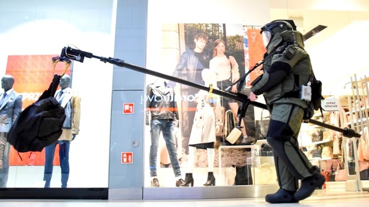 Elbląg. Alarm bombowy w Centrum Handlowym, ewakuowano budynek – ćwiczenia służb mundurowych.