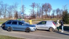 Malbork. Poranna akcja strażaków - kolizja trzech osobówek na ul. Michałowskiego.