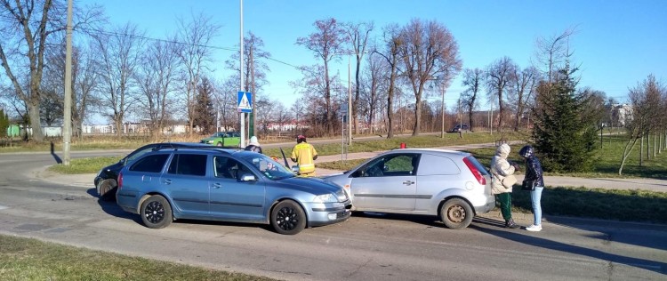 Malbork. Poranna akcja strażaków - kolizja trzech osobówek na ul. Michałowskiego.