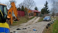 Powiat sztumski. Rowerzysta w ciężkim stanie trafił do szpitala po zderzeniu z koparką.
