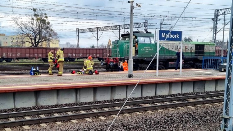 Mężczyzna wyskoczył z pociągu. Z obrażeniami trafił do szpitala – tygodniowy raport malborskich służb mundurowych.