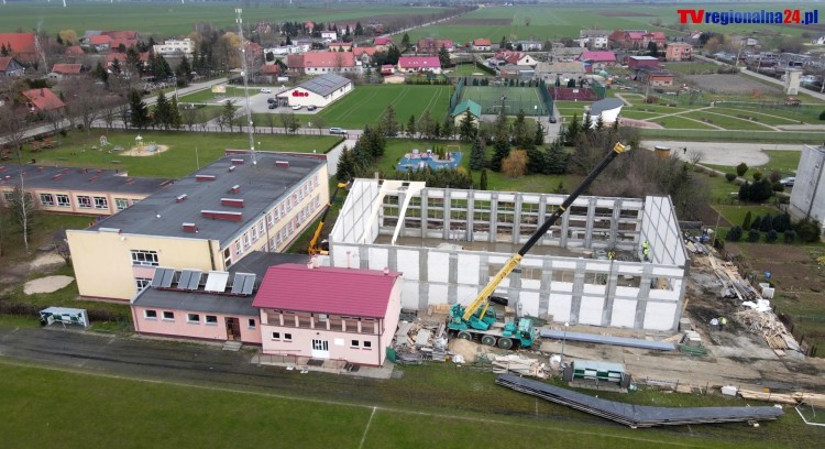 Budowa nowej hali sportowej przy Zespole Szkół i Przedszkola w Miłoradzu idzie pełna parą. Obiekt ma być oddany do użytku już w sierpniu tego roku. Zobacz wideo z drona