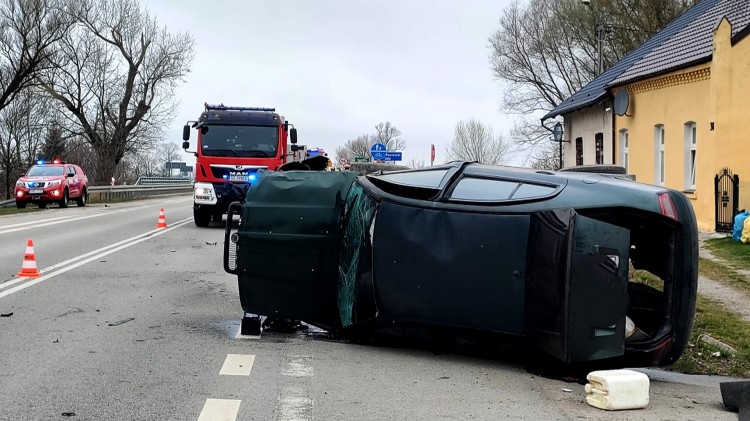 Powiat nowodworski. Zderzenie dwóch osobówek w Solnicy.