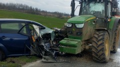 Powiat sztumski. Kierowca osobówki przetransportowany LPR do szpitala po zderzeniu z ciągnikiem.