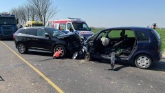 Czołowe zderzenie na DK 22 w okolicy Kończewic. Po jednego z kierowców przyleciał śmigłowiec. [Wideo, Foto] - 20.04.2023