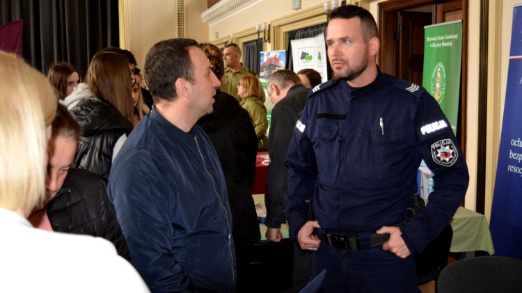 Nowy Dwór Gdański. Policjanci na Targach Pracy i Edukacji.