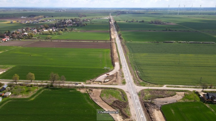 Kończewice. Prace modernizacyjne przy przebudowie DK 22 na odcinku między Gnojewem a Knybawą idą zgodnie z planem. Zobacz materiał lotniczy z drona TvMalbork.