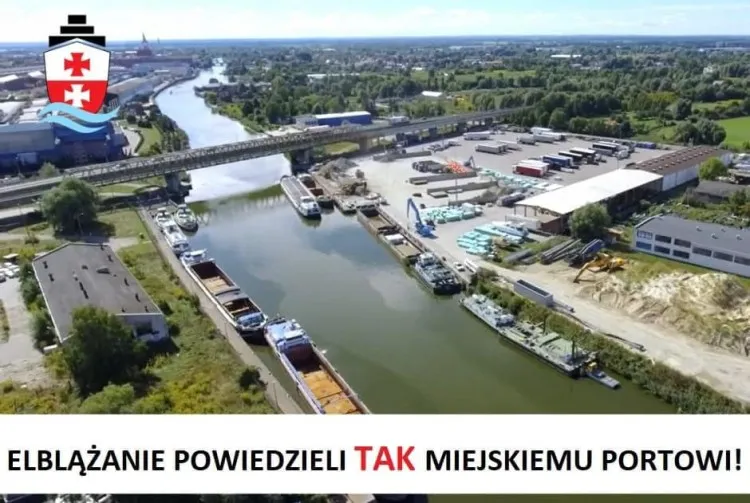 Mieszkańcy Elbląga za miejskim portem.