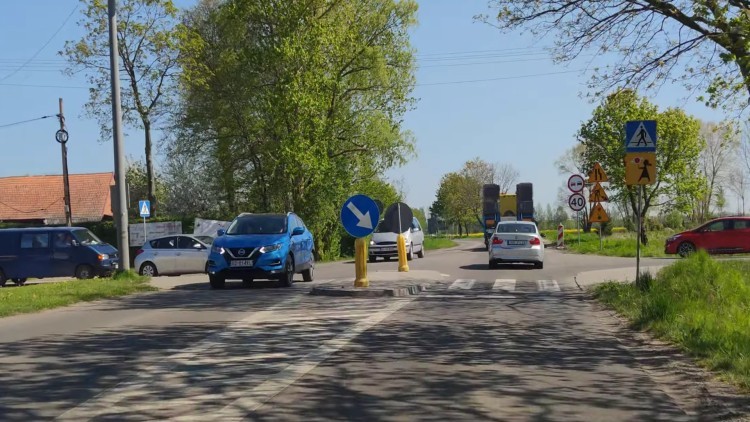 Kolejne utrudnienia w drodze nad morze – trwają prace remontowe na DW502 w Tujsku.