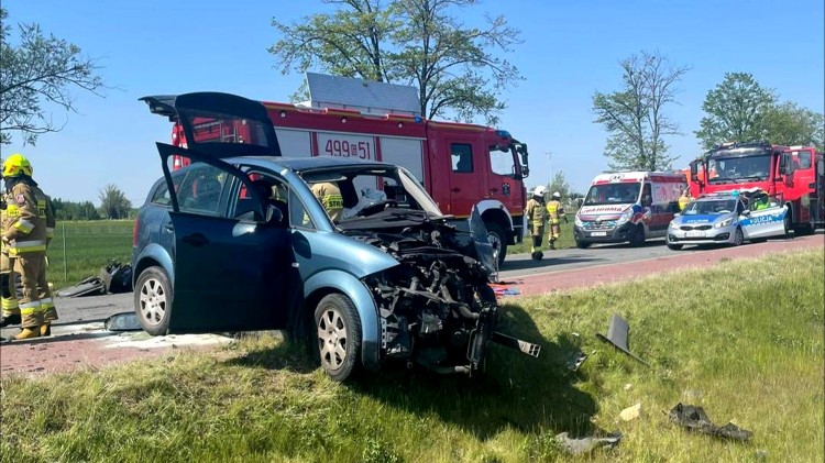 Powiat nowodworski. Czołówka dwóch pojazdów w Dworku – poszkodowana zabrana przez LPR.