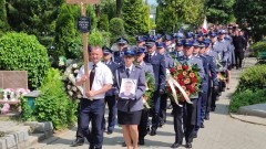 Mł. asp. Tristan Fijołek spoczął na cmentarzu komunalnym w Malborku. Pożegnała go rodzina, przyjaciele i koledzy.
