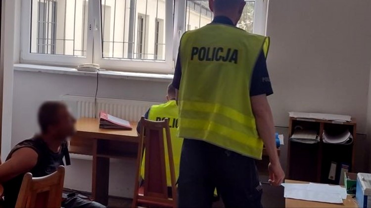 Malbork. Mając ponad 2,5 promila uszkodził auto i oddalił się z miejsca zdarzenia.