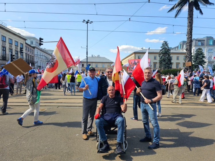 Tłumy na ulicach w Warszawie - Malbork na Wielkim Marszu w stolicy!