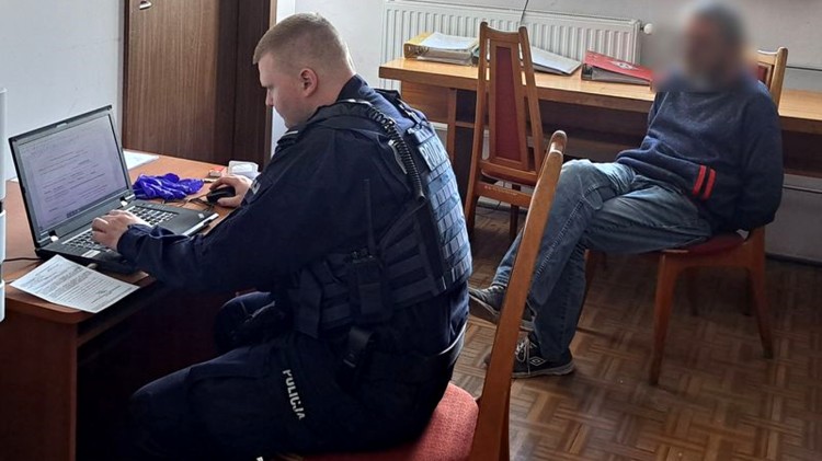 Malbork. Okradali piwnice, ukradli kamery - policjanci zatrzymali włamywaczy.