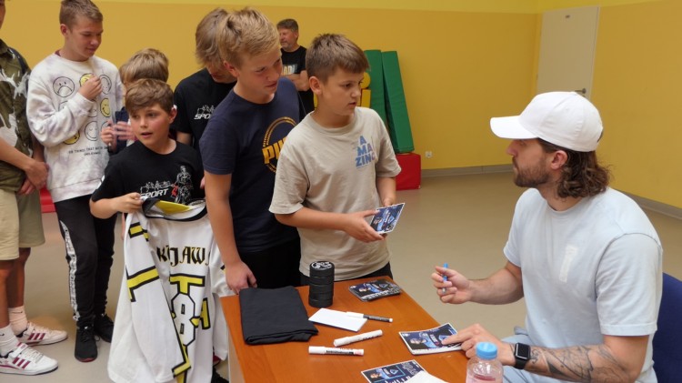 Malbork. Spotkanie z hokeistą Wojtkiem Stachowiakiem – Wicemistrzem Świata Elity. Wideo i zdjęcia