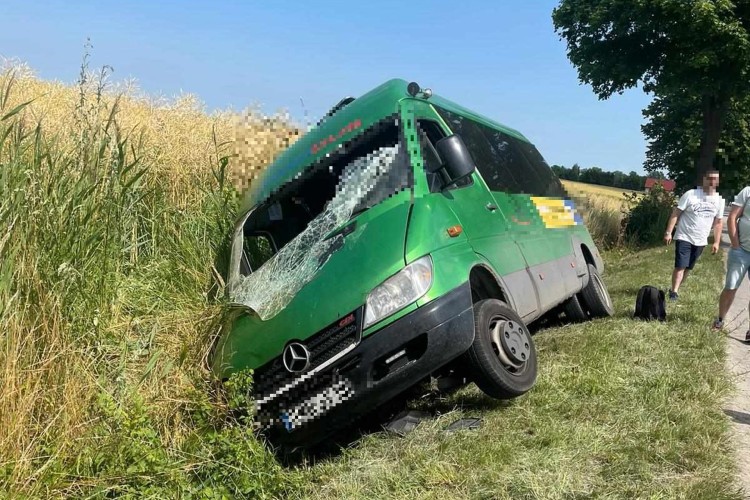 Gmina Nowy Staw. Bus w rowie – cztery osoby w szpitalu.