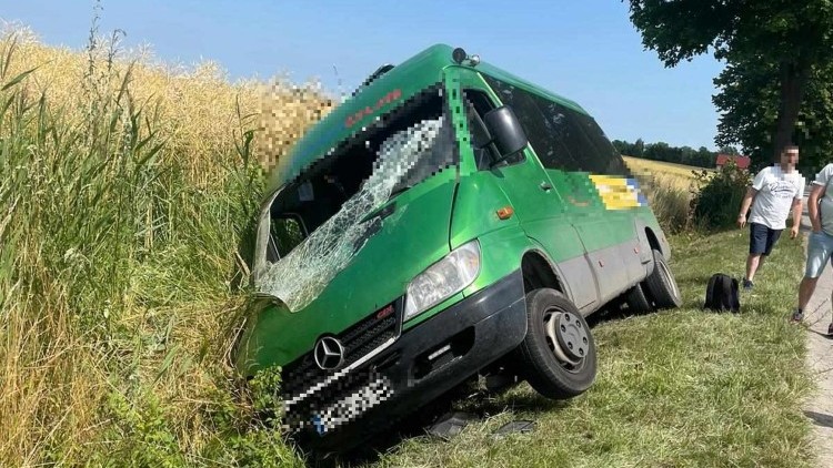 Gmina Nowy Staw. Bus w rowie – cztery osoby w szpitalu.