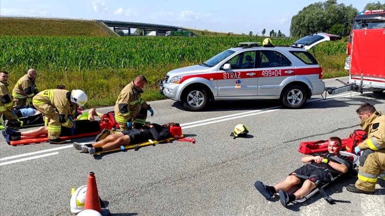 Powiat nowodworski. Wypadek masowy z udziałem autobusu i pojazdu dostawczego w Kmiecinie – ćwiczenia strażaków.