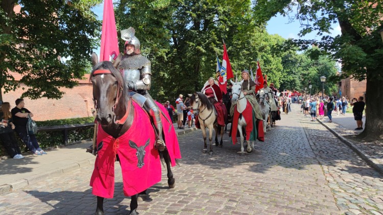Uczestnicy Oblężenia 2023 przemaszerowali przez Malbork. Zobacz średniowieczny…