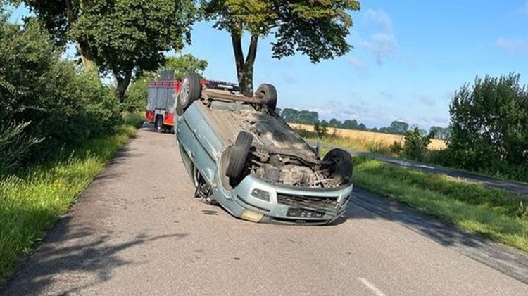 Lichnowy. Zaśnięcie kierującej prawdopodobną przyczyną dachowania samochodu.