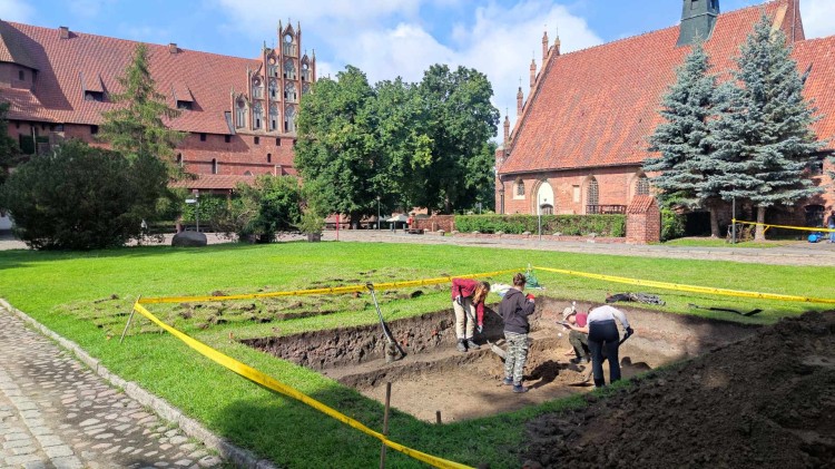 Malbork. Pod zamkiem prowadzone są prace archeologiczne.
