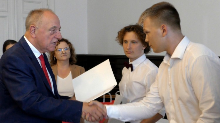 Malbork. Wręczono Nagrody Starosty dla najlepszych uczniów szkół ponadpodstawowych. Wideo