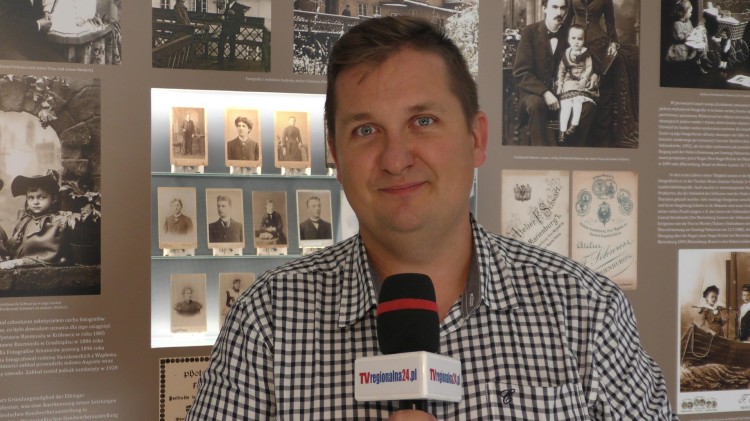 W atelier fotograficznym. Mieszkańcy Malborka oczami pierwszych fotografów – nowa wystawa w Muzeum Miasta. Wideo
