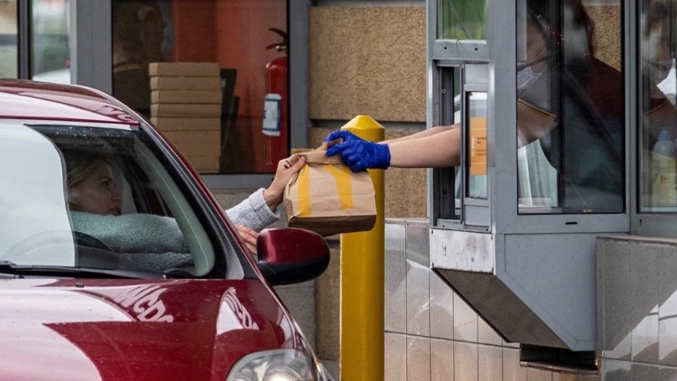 Wakacje dla fast foodów i pizzerii nie były zbyt łaskawe. Klienci bywali w nich rzadziej i krócej [ANALIZA]