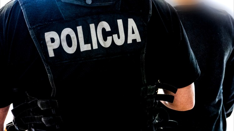 Stegna. Poszukiwany przez sąd mężczyzna przyszedł na posterunek policji z narkotykami.