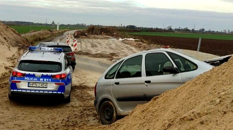 Powiat sztumski. Pijany kierowca rozbił swój samochód, a policji zgłosił…