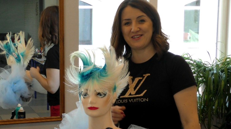 Gmina Malbork. Bezpłatne strzyżenie dla seniorów z sołectwa Tragamin pod okiem Mistrzyni Świata Karoliny Hajdukiewicz.