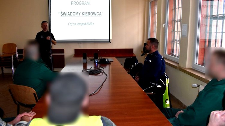 Malbork. Świadomy kierowca – spotkanie policjantów z osadzonymi w Zakładzie Karnym.