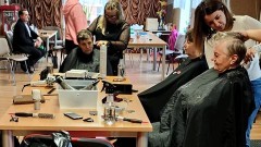 Gmina Malbork. Mistrzyni Świata fryzjerstwa Karolina Hajdukiewicz bezpłatnie ostrzyże seniorów z sołectwa Cisy.